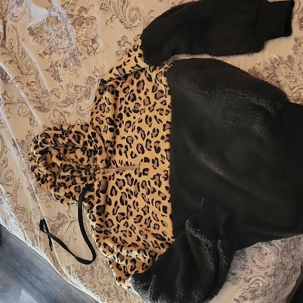 Leopard/black Hooded fuzzy fleece sweater/sweatshirt size large/med never worn